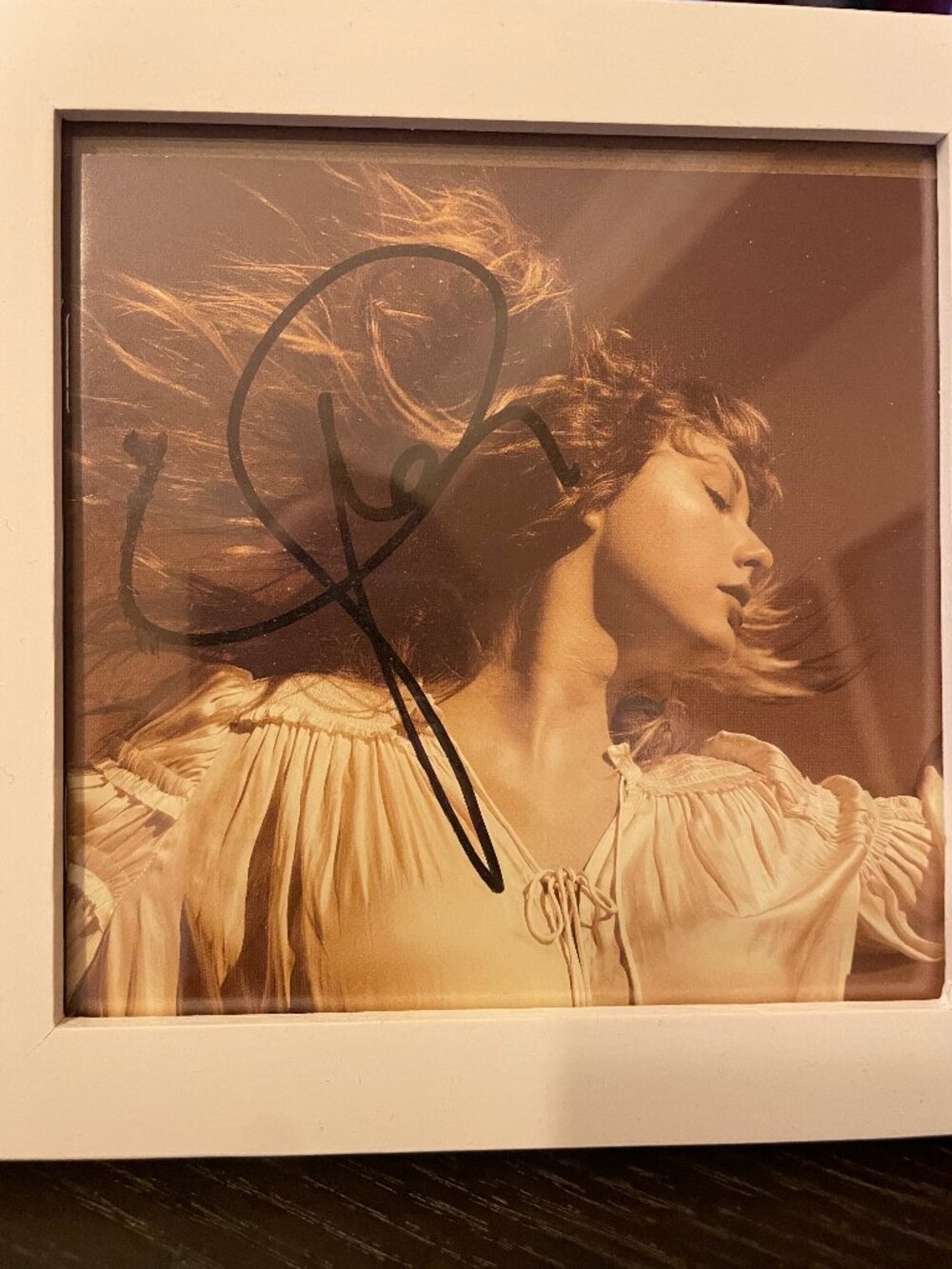 Taylor Swift Fearless (TV) CD Booklet - SIGNED
